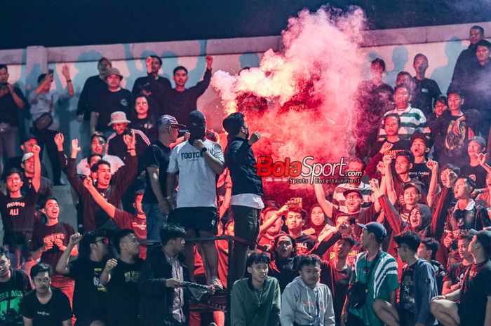 Sejumlah oknum suporter PSS Sleman menyalakan flare dalam laga pekan ke-15 Liga 1 2023 melawan Dewa United di Stadion Indomilk Arena, Tangerang, Banten, Jumat (6/10/2023) malam.