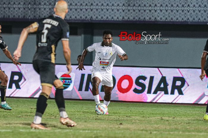 Pemain PSS Sleman, Ricky Cawor, sedang menguasai bola dalam laga pekan ke-15 Liga 1 2023 melawan Dewa United di Stadion Indomilk Arena, Tangerang, Banten, Jumat (6/10/2023) malam.