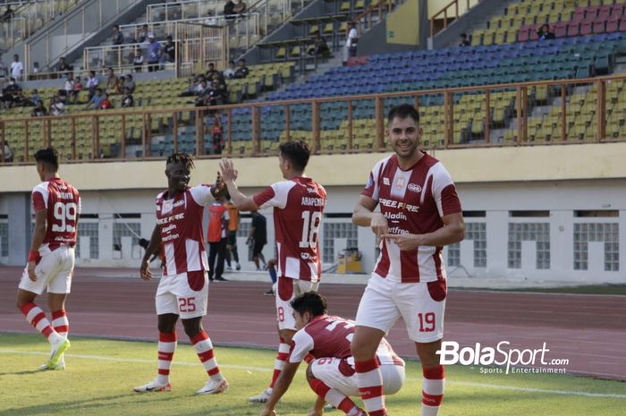 Selebrasi penyerang Persis Solo, David 'Rony' Gonzales usai mencetak gol pertama ke gawang Persikabo 1973 pada lanjutan pekan ke-15 Liga 1 2023/2024 di Stadion Wibawa Mukti, Cikarang, Bekasi, Jumat (6/10/2023)