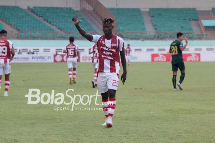 Striker asing Persis Solo, Moussa Sidibe, sedang melakukan selebrasi seusai mencetak gol dalam laga pekan ke-15 Liga 1 2023 di Stadion Wibawa Mukti, Cikarang, Jumat (6/10/2023) Sore.