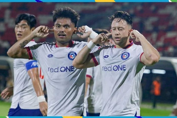 Dua pemain Sabah FC, Saddil Ramdani (kiri) dan Darren Lok, melakukan selebrasi.