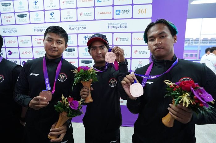 Dari kiri ke kanan, atlat panahan putra Indonesia, Riau Ega Agata, Ahmad Khoirul Baasith, dan Arif Dwi Pangestu  berpose dengan medali perunggu nomor beregu recurve putra Asian Games 2022 di Fuyang Yinghu Sport Centre, Jumat (6/10/2023).