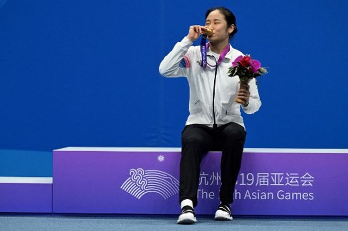 Pebulu tangkis tunggal putri Korea Selatan, An Se-young, berpose dengan medali emas yang didapat pada Asian Games 2022 setelah bertarung pada final melawan Chen Yu Fei (China) di Binjiang Gymnasium, Hangzhou, China, Sabtu (7/10/2023).