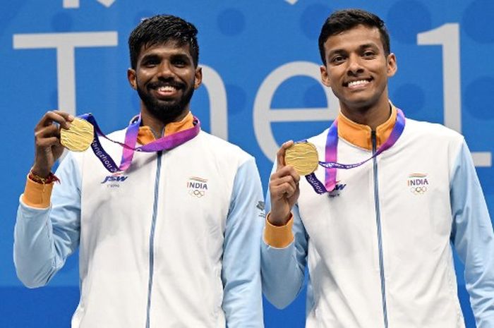 Pasangan ganda putra India, Satwiksairaj Rankireddy/Chirag Shetty, berpose dengan medali emas Asian Games 2022 di Binjiang Gymnasium, Hangzhou, China, Sabtu (7/10/2023).