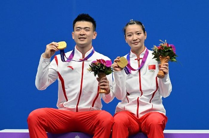 Pasangan ganda campuran China, Zheng Si Wei/Huang Ya Qiong, berpose dengan medali emas Asian Games 2022 di Binjiang Gymnasium, Hangzhou, China, Sabtu (7/10/2023).