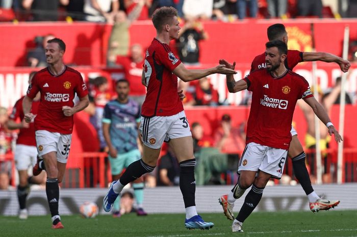 Manchester United menang comeback atas Brentford berkat dua gol larut Scott McTominay (7/10/2023).