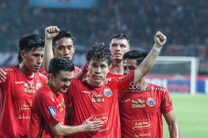 Ryo Matsumura (tengah) sedang melakukan selebrasi seusai mencetak gol dalam laga pekan ke-15 Liga 1 2023 antara Persija versus Barito Putera di Stadion Patriot Candrabhaga, Bekasi, Jawa Barat, Sabtu (7/10/2023) malam.