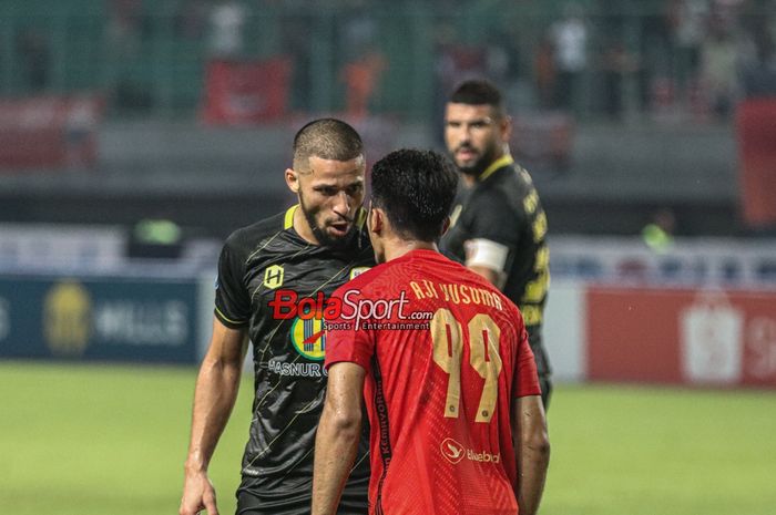 Murilo Otavio Mendes (kiri) sempat bersitegang dengan Aji Kusuma (kanan) dalam laga pekan ke-15 Liga 1 2023 antara Persija versus Barito Putera di Stadion Patriot Candrabhaga, Bekasi, Jawa Barat, Sabtu (7/10/2023) malam.