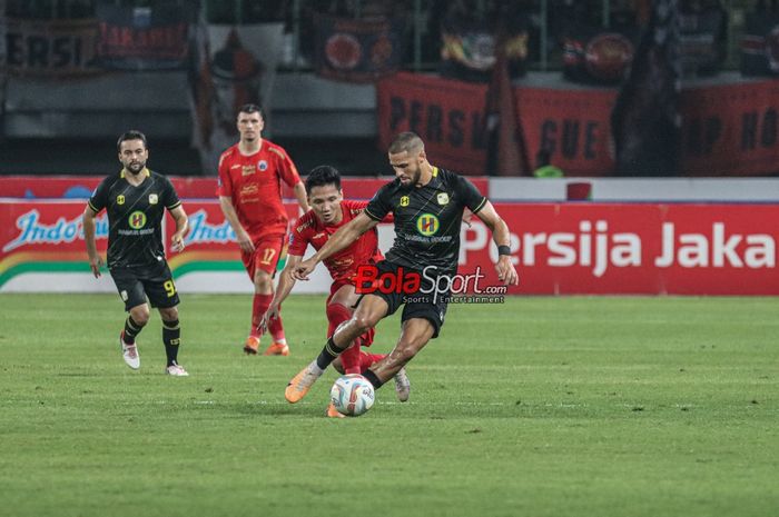 Murilo Otavio Mendes (kanan) sedang menguasai bola dan dibayangi Syahrian Abimanyu (kiri) dalam laga pekan ke-15 Liga 1 2023 antara Persija versus Barito Putera di Stadion Patriot Candrabhaga, Bekasi, Jawa Barat, Sabtu (7/10/2023) malam.