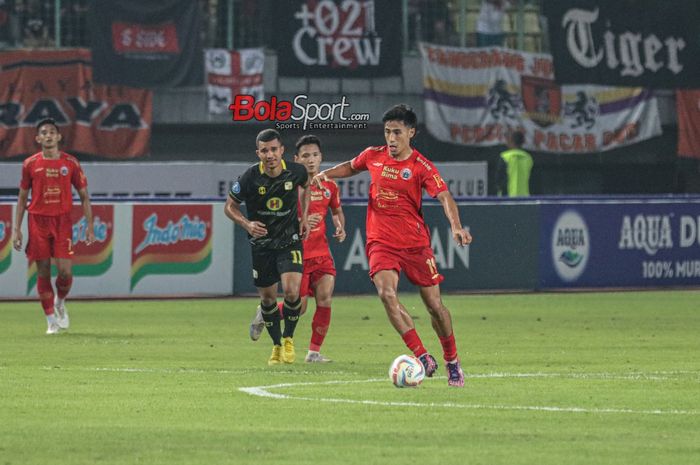 Hanif Sjahbandi (kanan) sedang menguasai bola dalam laga pekan ke-15 Liga 1 2023 antara Persija versus Barito Putera di Stadion Patriot Candrabhaga, Bekasi, Jawa Barat, Sabtu (7/10/2023) malam.