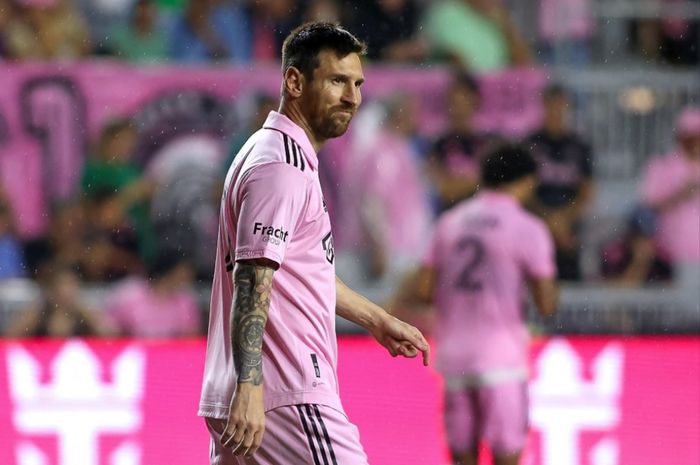 Lionel Messi tampak sedih setelah Inter Miami ditekuk Cincinnati di DRV PNK Stadium, Fort Lauderdale, Florida, AS, Sabtu (7/10/2023) waktu lokal atau Minggu dini hari WIB, karena tersingkir dari play-off MLS.