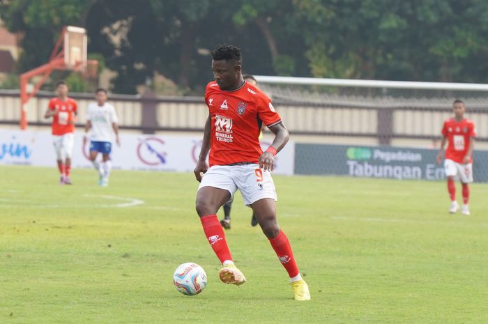 Penyerang Malut United FC asal Ghana, Derrick Sasraku, dalam laga Liga 2 melawan PSIM Yogyakarta, 30 September 2023.