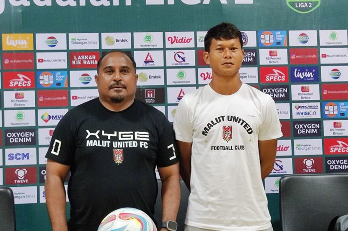 Pelatih Malut United FC, Imran Nahumarury (kiri), bersama bek Dedy Gusmawan dalam jumpa pers menjelang laga Liga 2 menghadapi Nusantara United FC, Minggu (8/10/2023) di Stadion Wibawa Mukti, Cikarang.