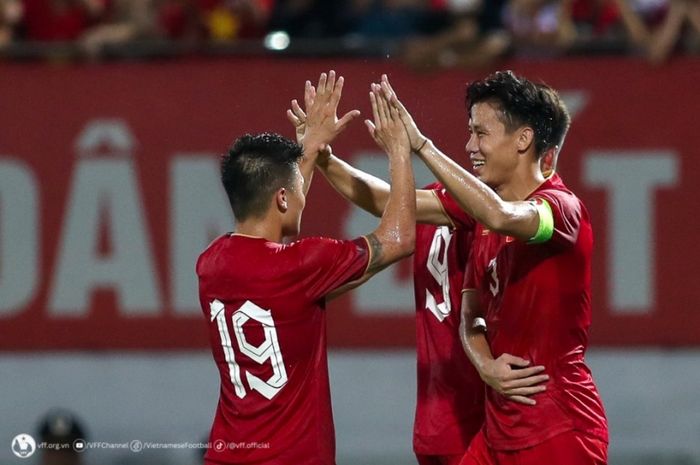 Kapten Timnas Vietnam, Que Ngoc Hai (kanan), melakukan selebrasi bersama rekan-rekannya.