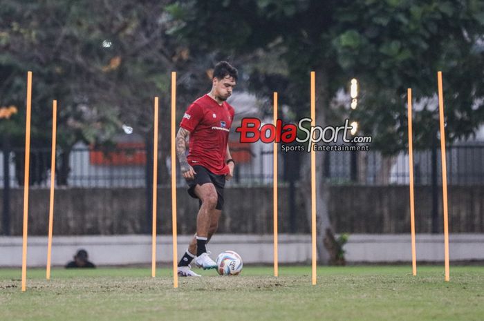 Shayne Pattynama sedang menguasai bola saat berlatih bersama timnas Indonesia di Lapangan A, Senayan, Jakarta, Senin (9/10/2023) siang.