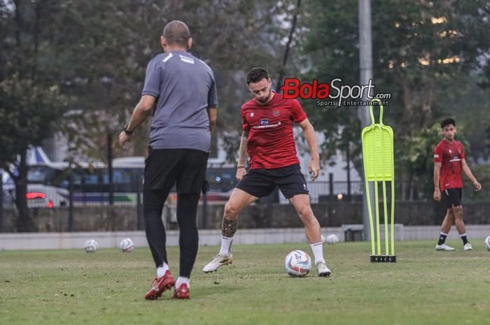 Marc Klok (kanan) sedang menguasai bola saat berlatih bersama timnas Indonesia di Lapangan A, Senayan, Jakarta, Senin (9/10/2023) siang.