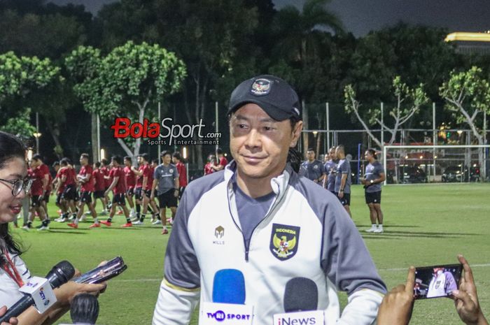 Pelatih timnas Indonesia, Shin Tae-yong, sedang memberikan keterangan kepada awak media di Lapangan A, Senayan, Jakarta, Senin (9/10/2023) siang.