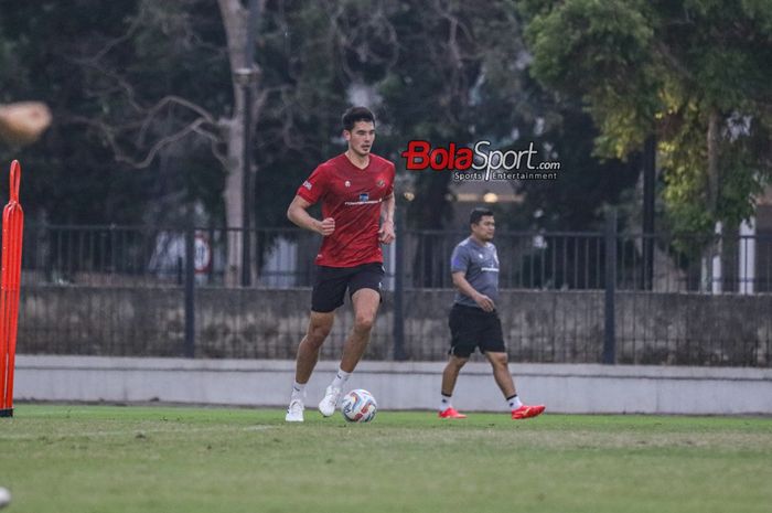 Elkan Baggott sedang menguasai bola dalam sesi latihan timnas Indonesia di Lapangan A, Senayan, Jakarta, Senin (9/10/2023) siang.