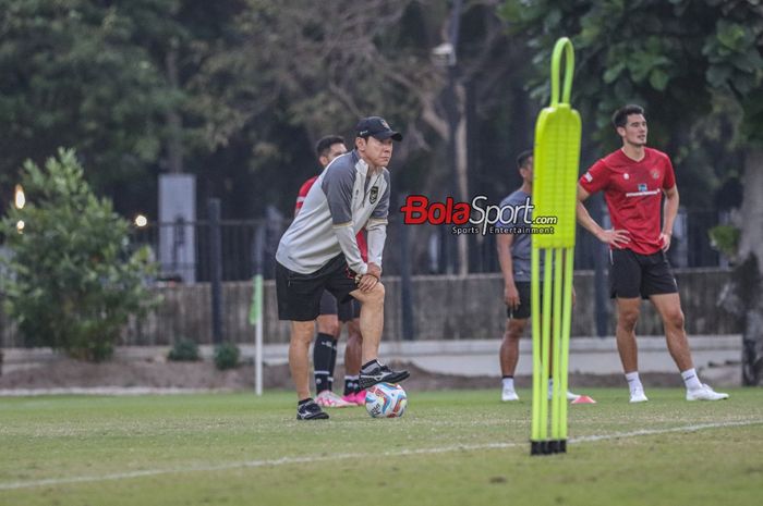 Pelatih timnas Indonesia, Shin Tae-yong, sedang memantau para pemainnya berlatih di Lapangan A, Senayan, Jakarta, Senin (9/10/2023) siang.