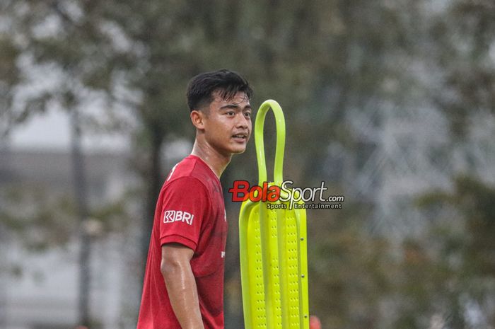 Pratama Arhan saat mengikuti sesi latihan timnas Indonesia di Lapangan A, Senayan, Jakarta, Senin (9/10/2023) siang.