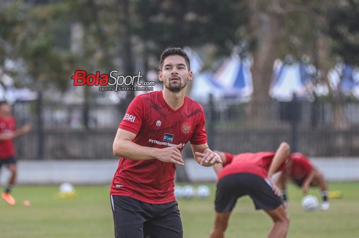 Sandy Walsh mengikuti sesi latihan timnas Indonesia di Lapangan A, Senayan, Jakarta, Senin (9/10/2023) siang.