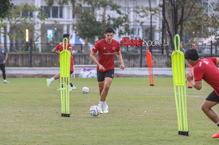 Elkan Baggott sedang menguasai bola dalam sesi latihan timnas Indonesia di Lapangan A, Senayan, Jakarta, Senin (9/10/2023) siang.