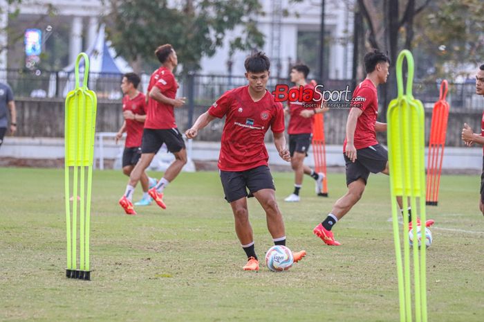 Hokky Caraka sedang menguasai bola dalam sesi latihan timnas Indonesia di Lapangan A, Senayan, Jakarta, Senin (9/10/2023) siang.