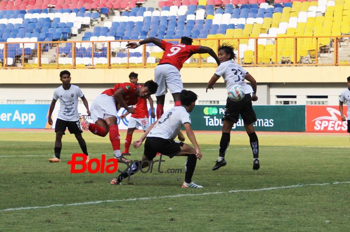 Laga Malut United FC vs Nusantara FC pada Liga 2 2023-2024 di Stadion Wibawa Mukti, Cikarang, Jawa Barat, Senin  (9/10/2023). 