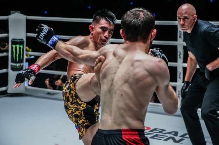 Joshua Pacio sukses mengalahkan Mansur Malachiev lewat aksi dominan tiga ronde di ONE Fight Night 15 (7/10/2023). 