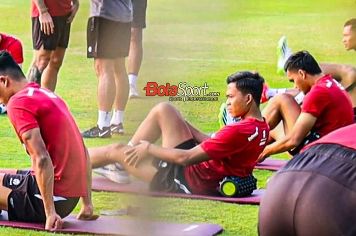 Edo Febriansah (tengah) sedang mengikuti sesi latihan timnas Indonesia di Lapangan A, Senayan, Jakarta, Senin (9/10/2023) siang.