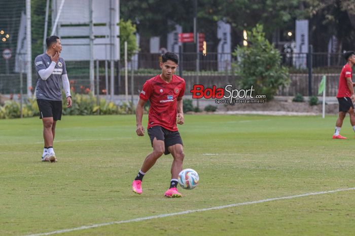 Marselino Ferdinan sedang menguasai bola dalam sesi latihan timnas Indonesia di Lapangan A, Senayan, Jakarta, Senin (9/10/2023) siang.