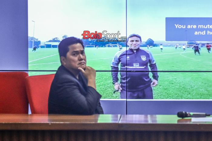 Pelatih timnas U-17 Indonesia, Bima Sakti (kanan), sedang memberikan kabar perkembangan timnya secara virtual kepada Erick Thohir (kiri) selaku Ketua Umum PSSI di Media Center Stadion Utama Gelora Bung Karno, Senayan, Jakarta, Selasa (10/10/2023).