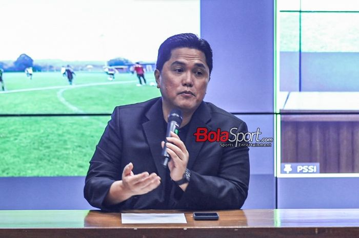 Ketua Umum PSSI, Erick Thohir, sedang memberikan keterangan kepada awak media di Media Center Stadion Utama Gelora Bung Karno, Senayan, Jakarta, Selasa (10/10/2023).
