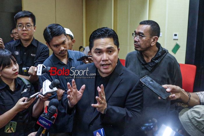 Ketua Umum PSSI, Erick Thohir, sedang memberikan keterangan kepada awak media di Media Center Stadion Utama Gelora Bung Karno, Senayan, Jakarta, Selasa (10/10/2023).