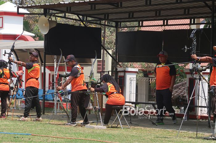 Suasana latihan tim para panahan untuk persiapan menuju Asian Para Games Hangzhou 2022 di Lapangan BBRSPDF Prof. Dr. Soeharso, Solo, Jawa Tengah, 10 Oktober 2023.