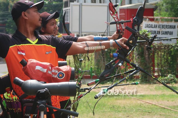 (Ki-ka) Atlet para panahan, Kholidin dan Setiawan, saat berlatih untuk persiapan menuju Asian Para Games Hangzhou 2022 di Lapangan BBRSPDF Prof. Dr. Soeharso, Solo, Jawa Tengah, 10 Oktober 2023.