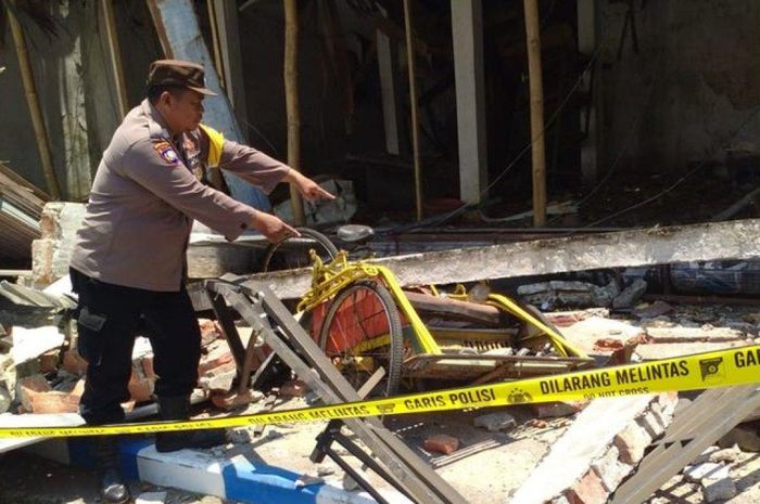 Polisi melakukan olah TKP terkait ambruknya bangunan di jalan Wahid Hasyim Jombang, Jawa Timur, Minggu (8/10/2023). Kejadian itu menyebabkan seorang tukang tewas akibat tertimpa dan tertimbun material bangunan. 