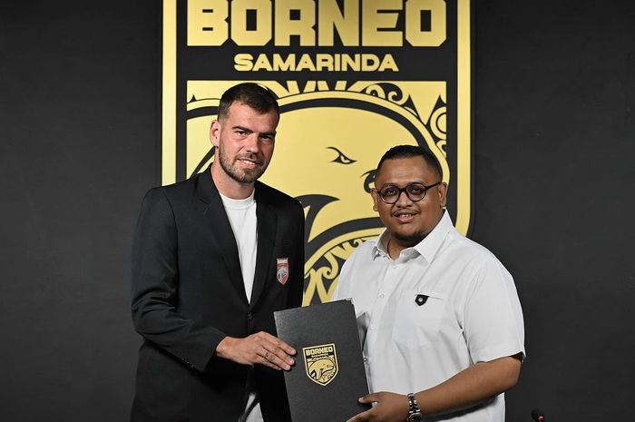 Wiljan Pluim bersama presiden klub Borneo FC, Nabil Husein.