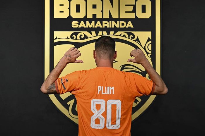 Wiljan Pluim mengenakan nomor punggung 80 bersama Borneo FC.