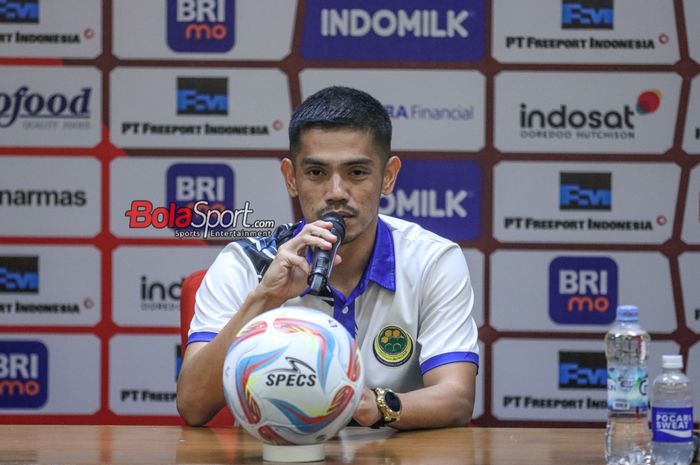 Kapten timnas Brunei Darussalam, Mohammad Hendra Azam, sedang memberikan keterangan kepada awak media di Media Center Stadion Utama Gelora Bung Karno, Senayan, Jakarta, Rabu (11/10/2023).