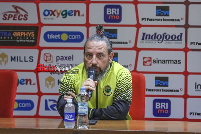 Pelatih timnas Brunei Darussalam, Mario Rivera, sedang memberikan keterangan kepada awak media di Media Center Stadion Utama Gelora Bung Karno, Senayan, Jakarta, Rabu (11/10/2023).