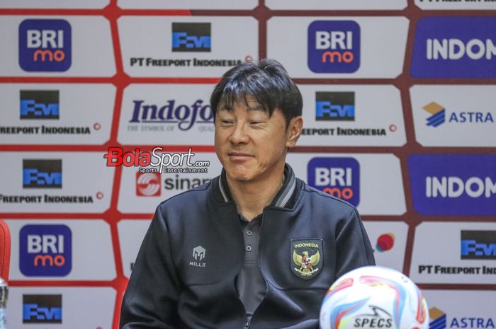 Pelatih timnas Indonesia, Shin Tae-yong, sempat tersenyum saat hadir dalam sesi jumpa pers di Media Center Stadion Utama Gelora Bung Karno, Senayan, Jakarta, Rabu (11/10/2023).