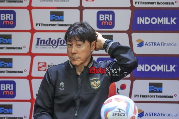 Pelatih timnas Indonesia, Shin Tae-yong, sempat memegangi kepalanya saat hadir dalam sesi jumpa pers di Media Center Stadion Utama Gelora Bung Karno, Senayan, Jakarta, Rabu (11/10/2023).