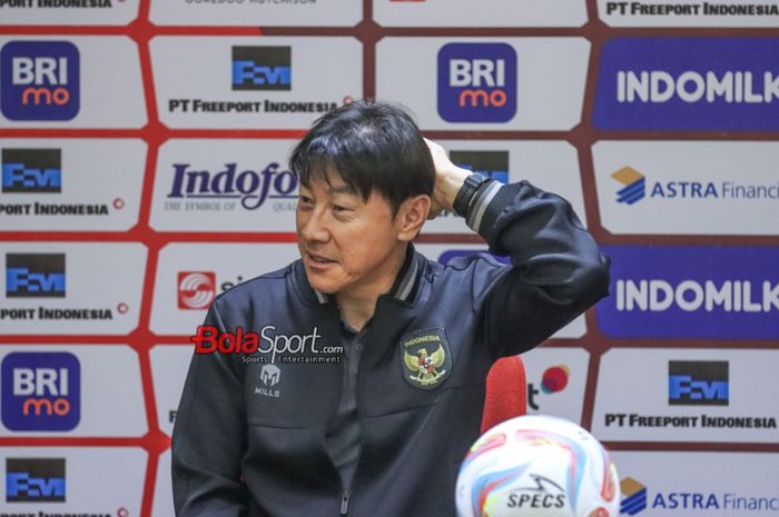 Pelatih timnas Indonesia, Shin Tae-yong, sempat memegangi kepalanya saat hadir dalam sesi jumpa pers di Media Center Stadion Utama Gelora Bung Karno, Senayan, Jakarta, Rabu (11/10/2023).