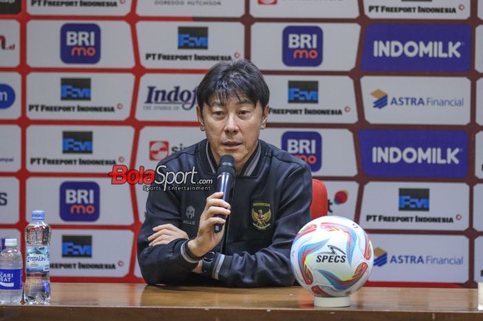 Pelatih timnas Indonesia, Shin Tae-yong, sedang memberikan keterangan kepada awak media di Media Center Stadion Utama Gelora Bung Karno, Senayan, Jakarta, Rabu (11/10/2023).