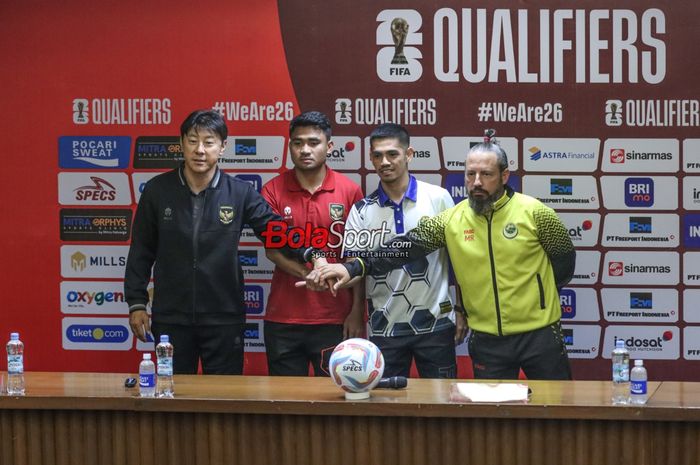 (Dari kiri ke kanan) Shin Tae-yong, Asnawi Mangkualam Bahar, Mohammad Hendra Azam, Mario Rivera sedang berfoto bersama jelang laga timnas Indonesia versus timnas Brunei Darussalam di Media Center Stadion Utama Gelora Bung Karno, Senayan, Jakarta, Rabu (11/10/2023).