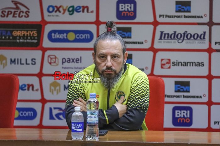 Pelatih timnas Brunei Darussalam, Mario Rivera, saat hadir dalam sesi jumpa pers di Media Center Stadion Utama Gelora Bung Karno, Senayan, Jakarta, Rabu (11/10/2023).