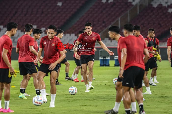 Elkan Baggott (tengah) berlatih bersama timnas Indonesia di Stadion Utama Gelora Bung Karno, Senayan, Jakarta, Rabu (11/10/2023).