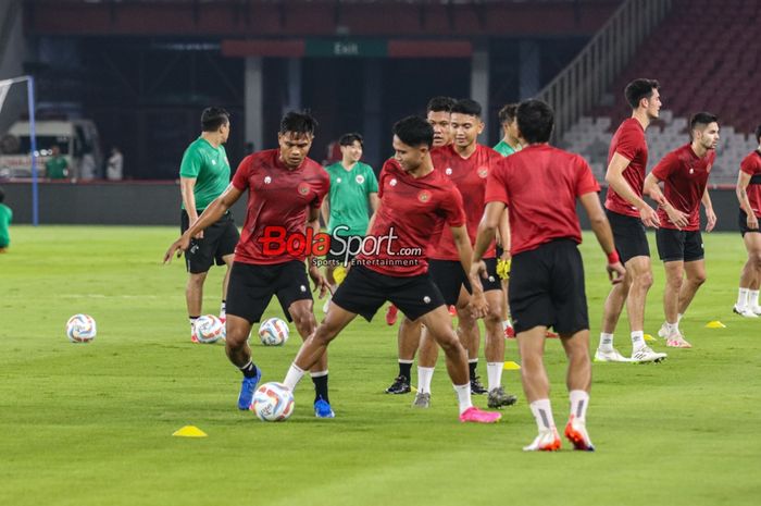 Fachruddin Aryanto (kiri) dan Marselino Ferdinan (kanan) sedang berlatih bersama sejumlah pemain timnas Indonesia di Stadion Utama Gelora Bung Karno, Senayan, Jakarta, Rabu (11/10/2023).