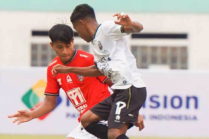 Pramoedya Putra Suhardi (merah) dalam laga Malut United FC melawan Nusantara United FC di Liga 2, Senin (9/10/2023) di Stadion Wibawa Mukti, Cikarang. 